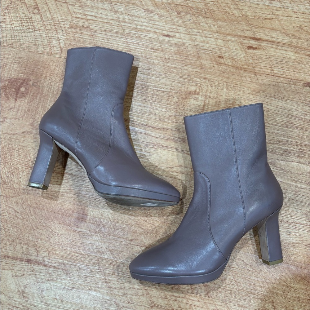 Like new Stuart Weitzman heeled booties